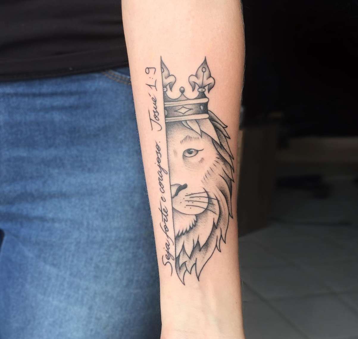 Leão com coroa e lettering